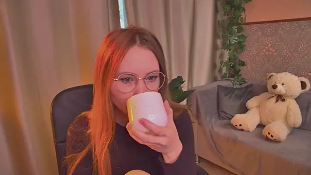 Snapshot of FloraLarsson chatting on 06/08/26, 10:26 FloraLarsson online show from 06/08/26, 10:26
