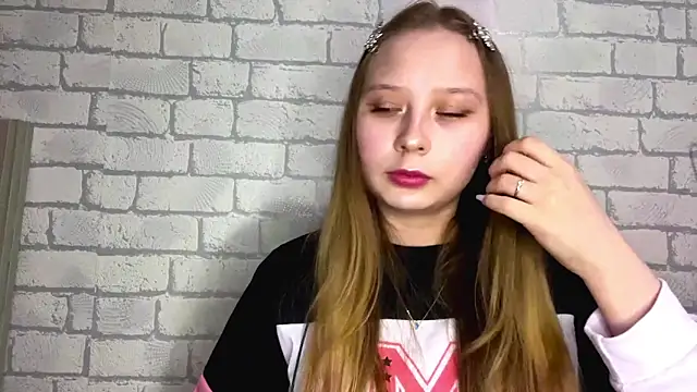 MertieVandusen online show from 04/30/26, 04:24