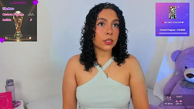 Snapshot of Violetta_cam_ chatting on 06/19/26, 02:49 Violetta cam online show from 06/19/26, 02:49