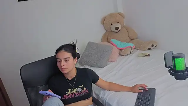Snapshot of valerihouse_ chatting on 05/20/26, 12:39 valerihouse online show from 05/20/26, 12:39