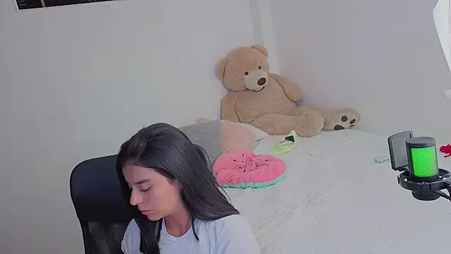 Snapshot of valerihouse_ chatting on 06/18/26, 12:22 valerihouse online show from 06/18/26, 12:22