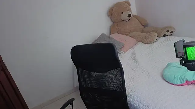 Snapshot of valerihouse_ chatting on 06/21/26, 02:14 valerihouse online show from 06/21/26, 02:14