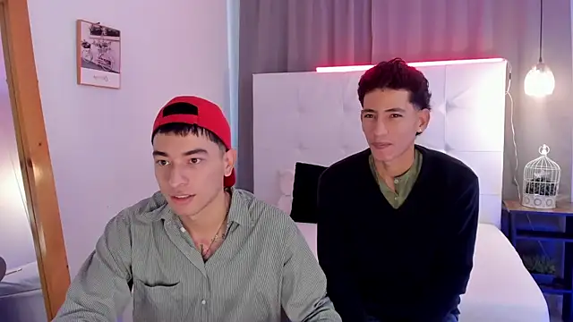 Snapshot of Alejo-and-Thiago chatting on 05/05/26, 12:24 Alejo-and-Thiago online show from 05/05/26, 12:24