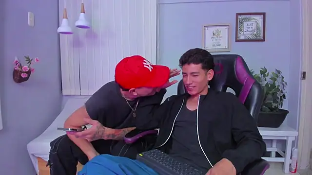 Snapshot of Alejo-and-Thiago chatting on 05/31/26, 02:35 Alejo-and-Thiago online show from 05/31/26, 02:35