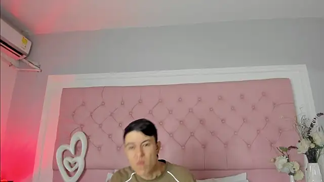 Snapshot of SarahDoll__ chatting on 05/15/26, 01:07 SarahDoll online show from 05/15/26, 01:07