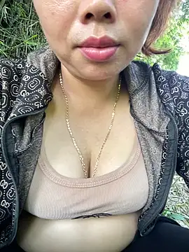 Snapshot of Banana-zz chatting on 05/15/26, 11:45 Banana-zz online show from 05/15/26, 11:45