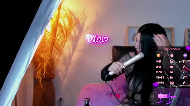 Snapshot of mia_valentine__ chatting on 06/11/26, 08:51 mia valentine online show from 06/11/26, 08:51