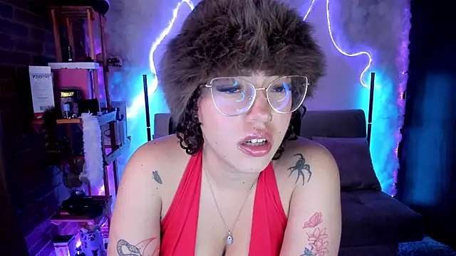 Snapshot of liz_martins1 chatting on 05/15/26, 11:01 liz martins1 online show from 05/15/26, 11:01