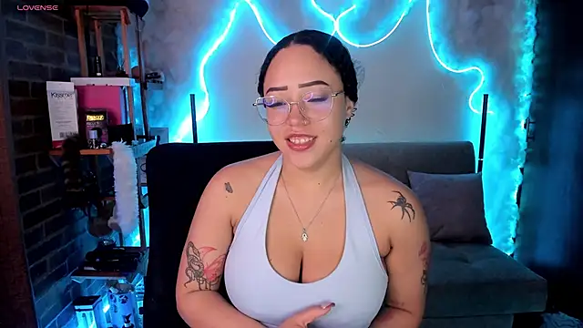 Snapshot of liz_martins1 chatting on 05/18/26, 04:07 liz martins1 online show from 05/18/26, 04:07