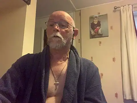Snapshot of Moonraker64 chatting on 06/30/26, 04:57 Moonraker64 online show from 06/30/26, 04:57