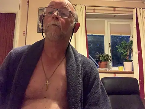 Snapshot of Moonraker64 chatting on 08/05/26, 04:37 Moonraker64 online show from 08/05/26, 04:37