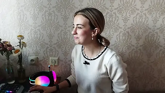 Snapshot of By_Mira chatting on 05/30/26, 01:08 By Mira online show from 05/30/26, 01:08