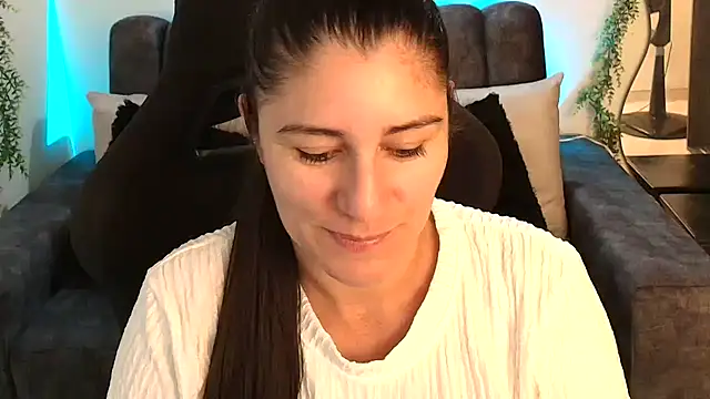 Snapshot of LUCYMILF_SEXY chatting on 05/31/26, 05:09 LUCYMILF SEXY online show from 05/31/26, 05:09