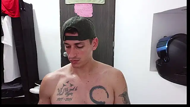 Snapshot of RaulRico chatting on 06/18/26, 12:22 RaulRico online show from 06/18/26, 12:22