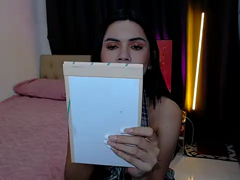 Alexandra Kenn online show from 07/12/26, 10:45