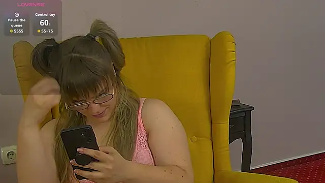 Snapshot of ZoeSkyee chatting on 05/25/26, 04:46 ZoeSkyee online show from 05/25/26, 04:46