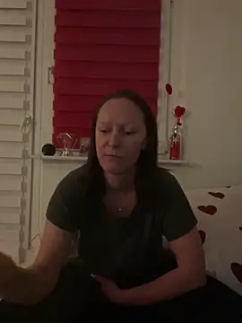 LindaLee90 online show from 06/08/26, 10:43