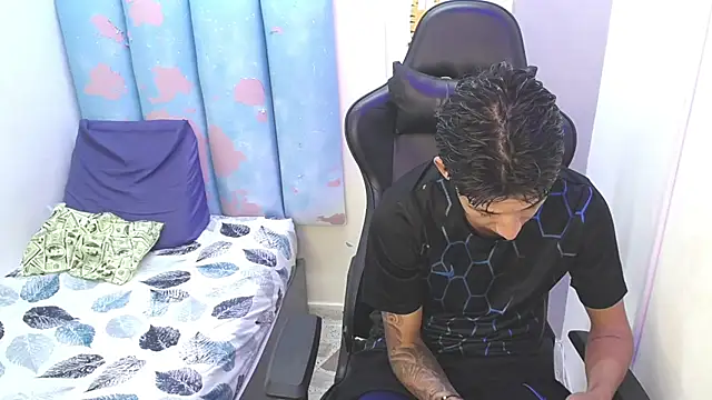 Snapshot of liam_play chatting on 05/26/26, 12:06 liam play online show from 05/26/26, 12:06