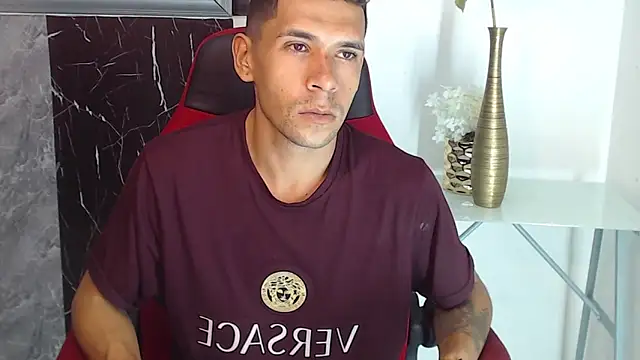 Snapshot of Miguel_sexxx chatting on 06/07/26, 04:00 Miguel sexxx online show from 06/07/26, 04:00