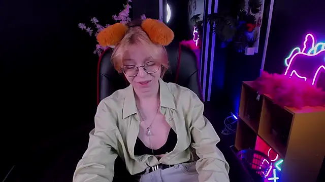 Snapshot of FoxxyyPolly chatting on 06/17/26, 05:32 FoxxyyPolly online show from 06/17/26, 05:32