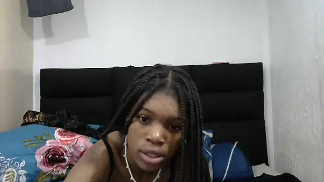Snapshot of PetiteBarbie_05 chatting on 05/29/26, 06:22 PetiteBarbie 05 online show from 05/29/26, 06:22