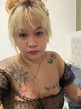 Snapshot of queenmia__ph chatting on 05/22/26, 06:46 queenmia ph online show from 05/22/26, 06:46