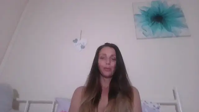 Snapshot of LouiseLovell chatting on 06/04/26, 10:21 LouiseLovell online show from 06/04/26, 10:21
