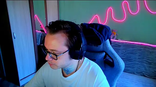 MeLanXolik online show from 05/17/26, 10:00