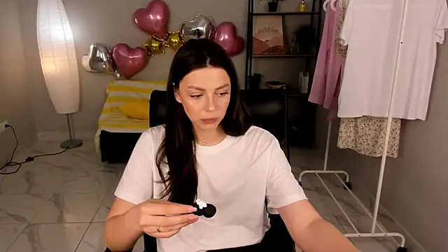 Lilian Iris online show from 05/20/26, 01:28