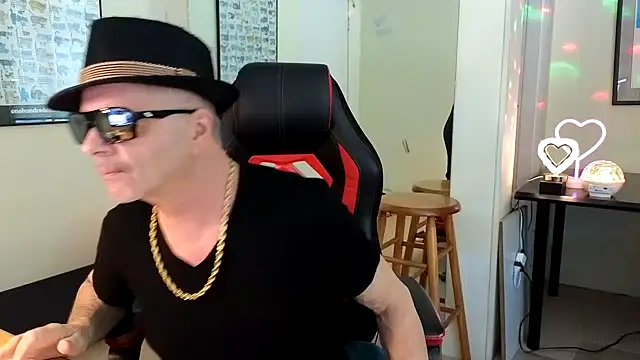Snapshot of hotdadbod chatting on 01/20/25, 09:32 hotdadbod online show from 01/20/25, 09:32