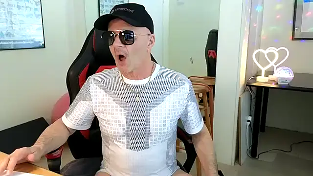 Snapshot of hotdadbod chatting on 02/09/25, 09:39 hotdadbod online show from 02/09/25, 09:39