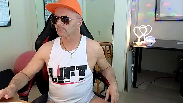 Snapshot of hotdadbod chatting on 02/11/25, 09:35 hotdadbod online show from 02/11/25, 09:35