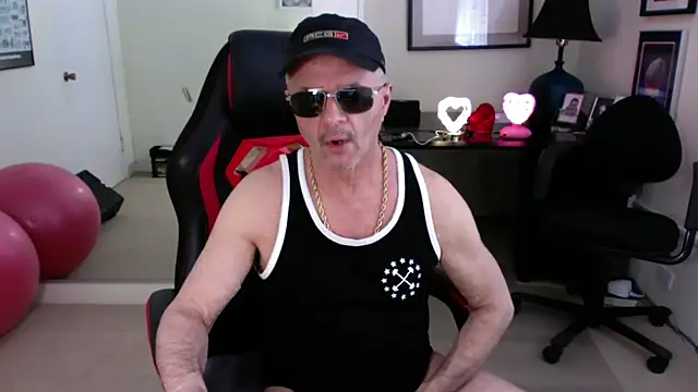 Snapshot of hotdadbod chatting on 02/25/25, 09:35 hotdadbod online show from 02/25/25, 09:35