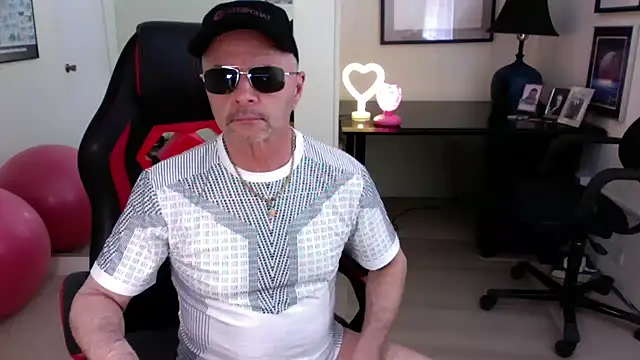 Snapshot of hotdadbod chatting on 03/15/25, 08:21 hotdadbod online show from 03/15/25, 08:21