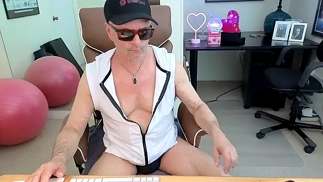 Snapshot of hotdadbod chatting on 06/12/26, 09:35 hotdadbod online show from 06/12/26, 09:35