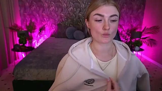 Lolly Rosee online show from 05/19/26, 09:37