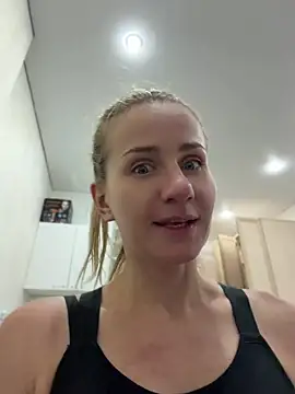 Snapshot of AnnaMist_ chatting on 07/06/26, 04:31 AnnaMist online show from 07/06/26, 04:31