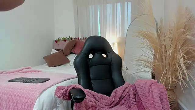 Snapshot of Charlotte_pleasure chatting on 06/11/26, 10:46 Charlotte pleasure online show from 06/11/26, 10:46