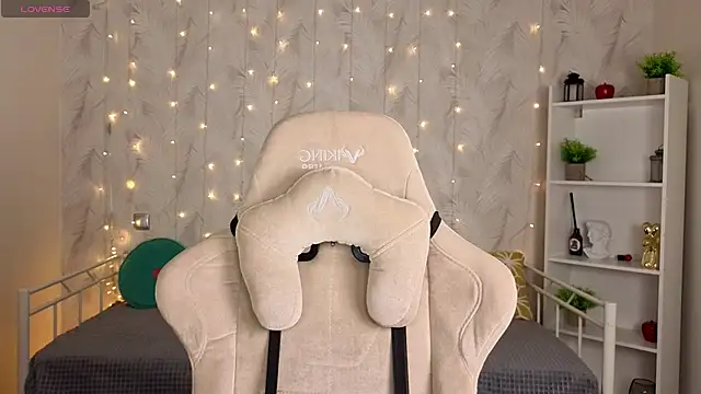 Snapshot of Kira__Fluffy chatting on 06/21/26, 12:02 Kira Fluffy online show from 06/21/26, 12:02