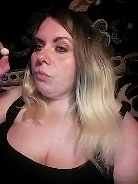Snapshot of L-AN-A chatting on 05/18/26, 05:52 L-AN-A online show from 05/18/26, 05:52