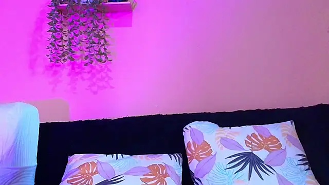 Lindaevans1 online show from 07/04/26, 04:13
