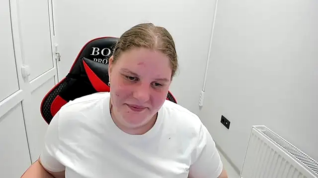 Snapshot of Bella_shyy_ chatting on 06/19/26, 12:20 Bella shyy online show from 06/19/26, 12:20