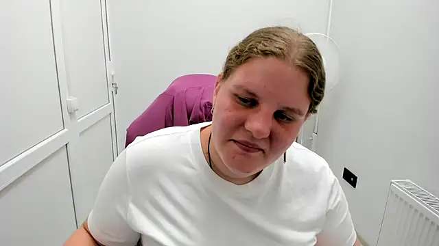 Snapshot of Bella_shyy_ chatting on 07/06/26, 03:03 Bella shyy online show from 07/06/26, 03:03