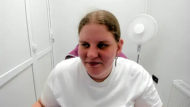 Snapshot of Bella_shyy_ chatting on 07/08/26, 02:21 Bella shyy online show from 07/08/26, 02:21