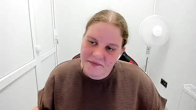 Snapshot of Bella_shyy_ chatting on 07/09/26, 01:59 Bella shyy online show from 07/09/26, 01:59