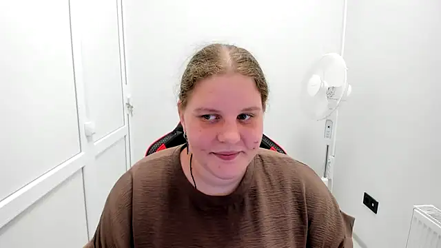 Snapshot of Bella_shyy_ chatting on 07/12/26, 02:19 Bella shyy online show from 07/12/26, 02:19