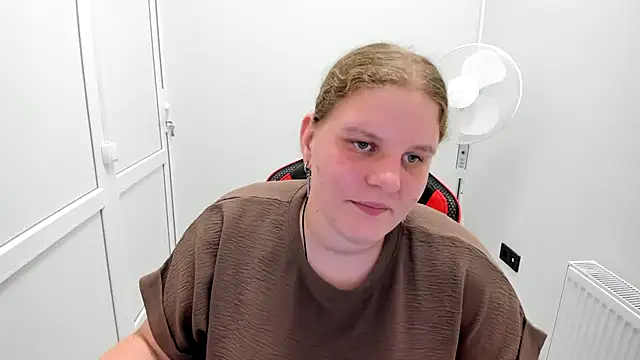 Snapshot of Bella_shyy_ chatting on 07/16/26, 02:34 Bella shyy online show from 07/16/26, 02:34