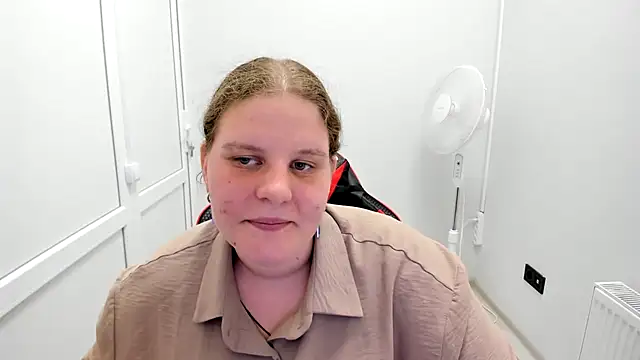 Snapshot of Bella_shyy_ chatting on 07/19/26, 01:37 Bella shyy online show from 07/19/26, 01:37