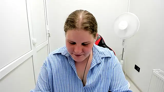 Snapshot of Bella_shyy_ chatting on 07/22/26, 02:42 Bella shyy online show from 07/22/26, 02:42