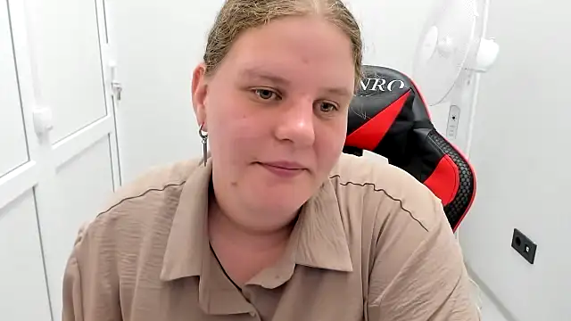 Snapshot of Bella_shyy_ chatting on 08/03/26, 03:05 Bella shyy online show from 08/03/26, 03:05
